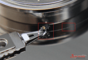 Widoczne na zdjeciu zapiłowanie powierzchni magnetycznej oraz poderwanie głowicy.