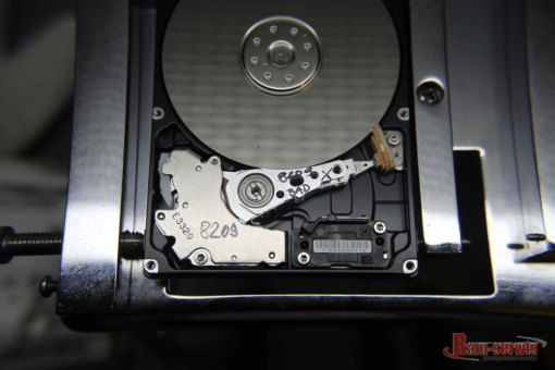 widoczne dwie głowice dysku z czterech jakie powinny być zainstalowane fabrycznie(widok z g&oacute;ry)