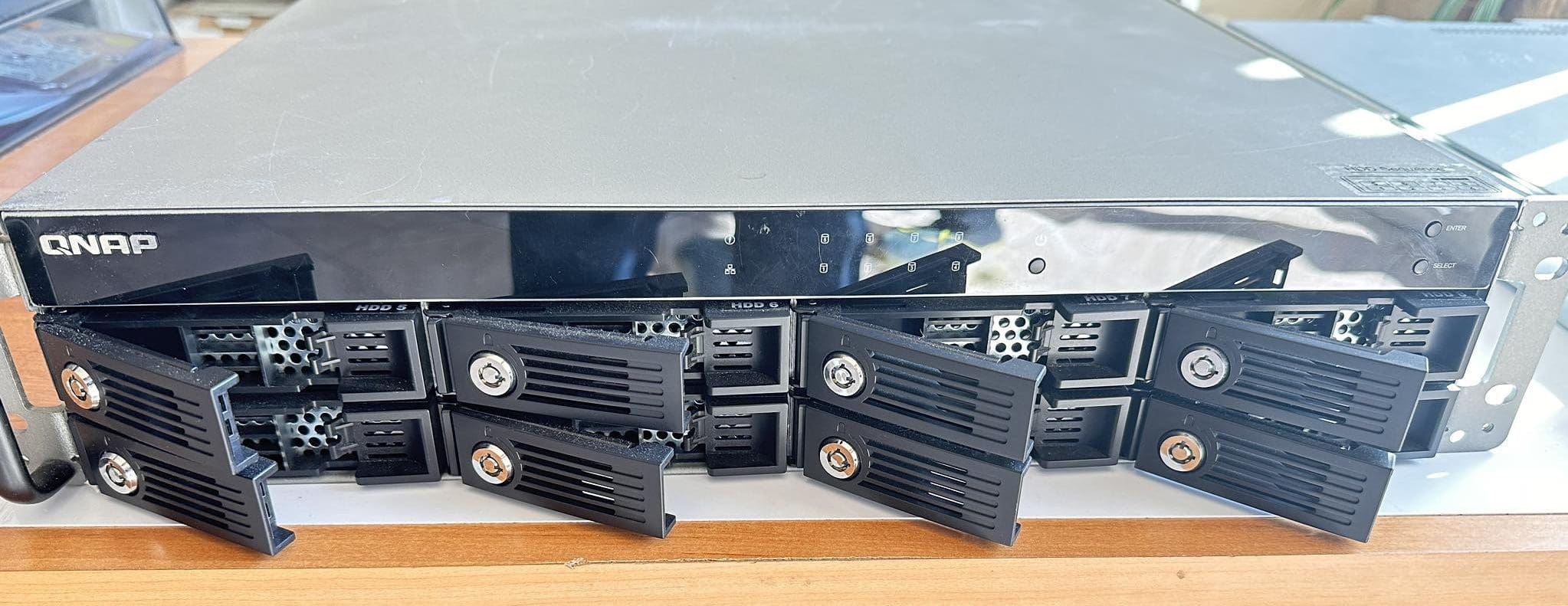 Odzyskiwanie danych z macierzy RAID - QNAP serwer plików NAS 8 dysków SAS