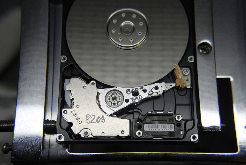 widoczne cztery głowice dysku jakie powinny być zainstalowane fabrycznie