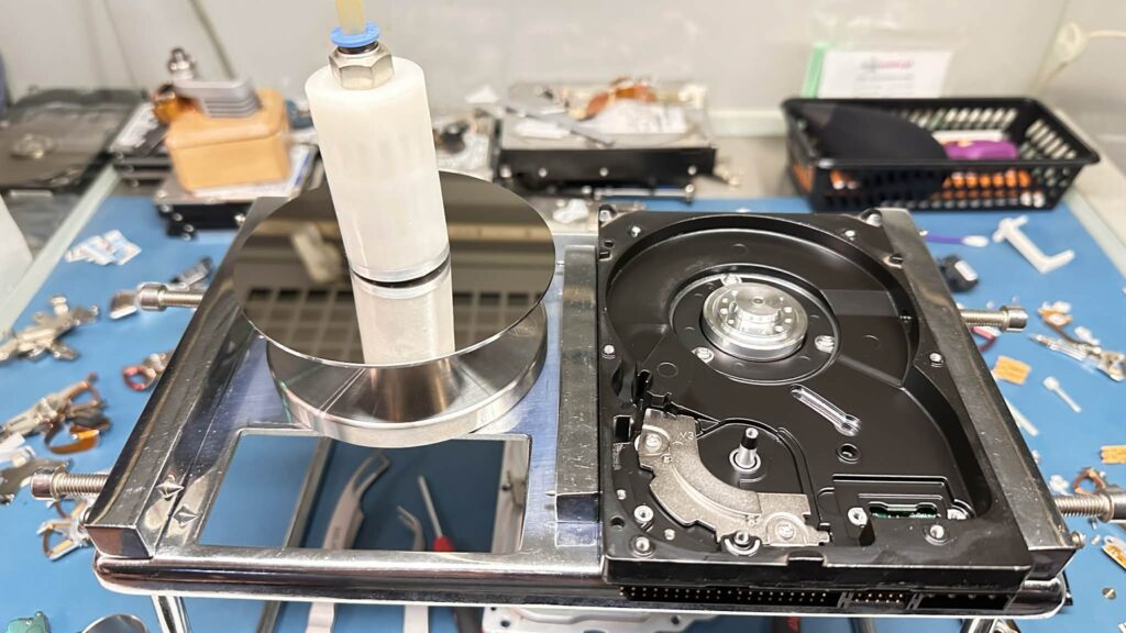 inspekcja powierzchni magnetycznej talerza dysku HDD w komorze laminarnej
