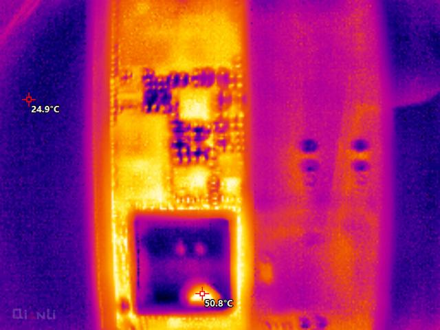 Widok z kamery IR (termowizja) do wykrywania przegrzewających się element&oacute;w elektronicznych na elektronikach PCB dysk&oacute;w