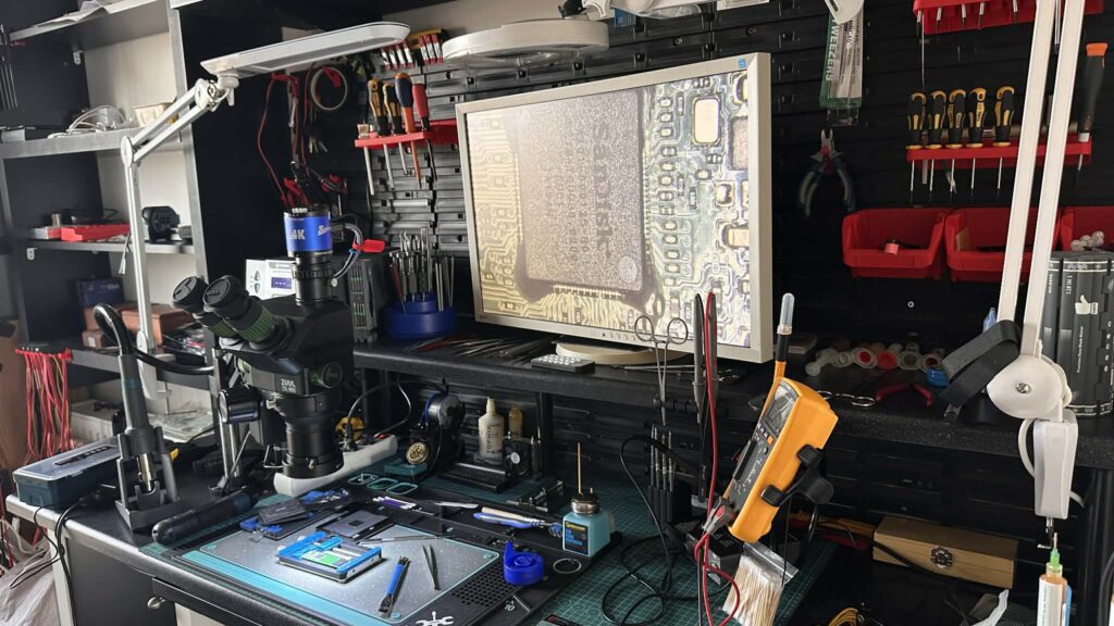 stanowisko naprawy elektroniki PCB i dysk&oacute;w SSD