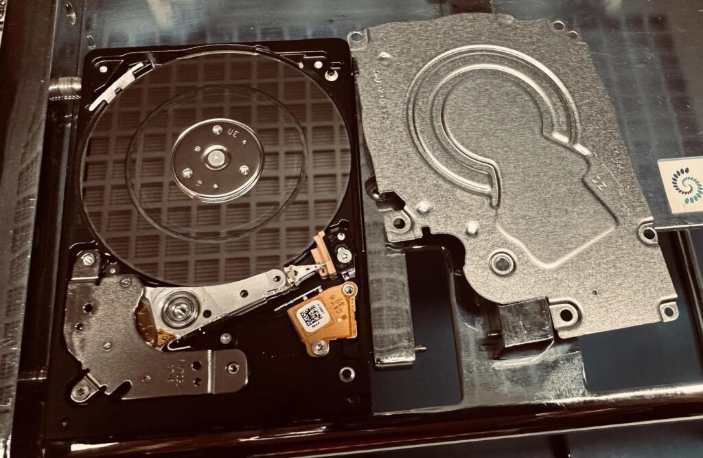 zarysowania powierzchni talerza dysku Seagate hybrydowego