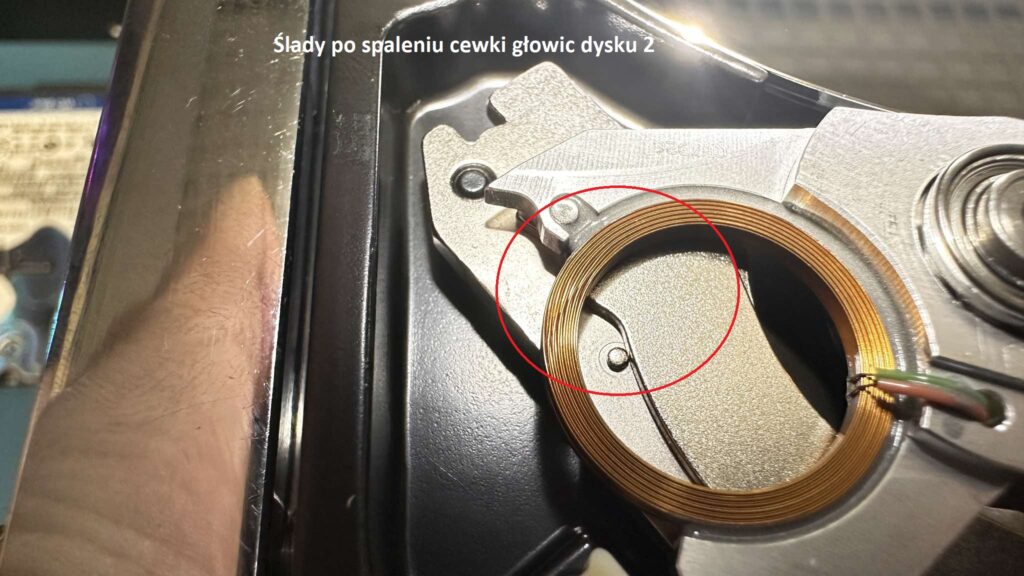 Spalona cewka pozycjonująca głowice dysku Toshiba po uszkodzeniu wywołanym przepięciem