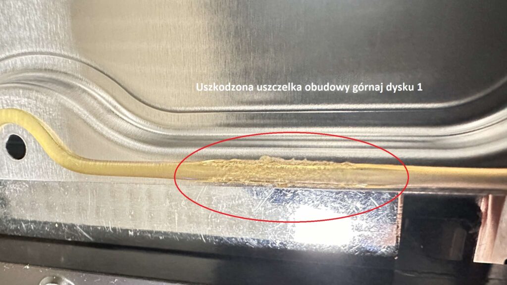 Uszkodzona uszczelka pokrywy komory talerzy dysku Toshiba