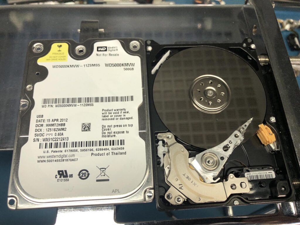 Otwarty dysk Western Digital WD5000KMVW-11ZSMS5 w komorze laminarnej podczas diagnozy po upadku