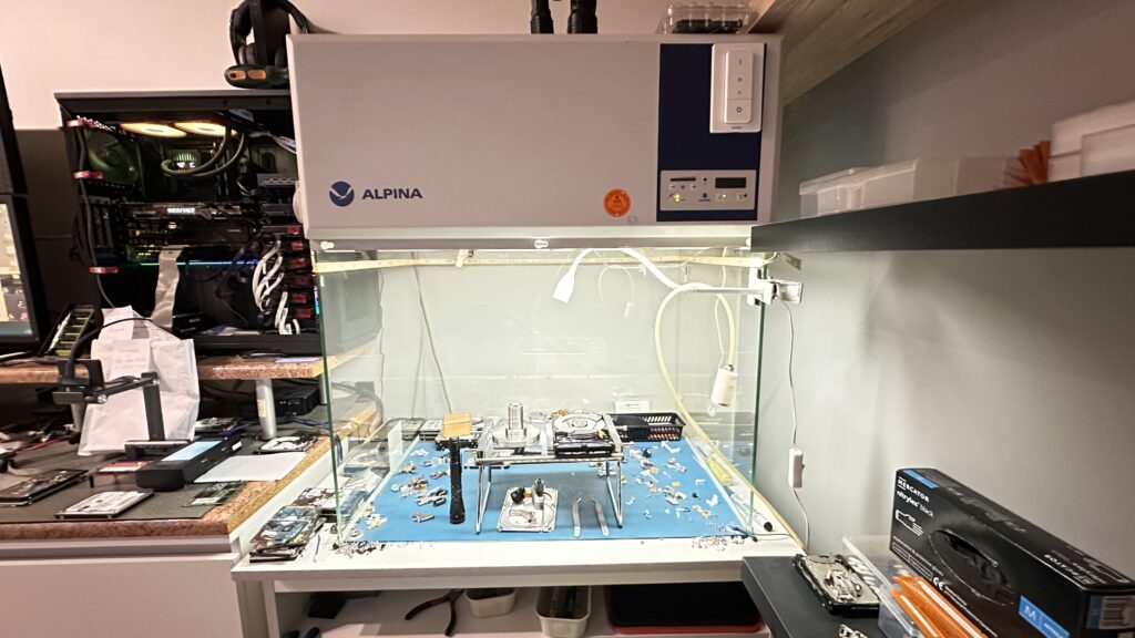 Komora laminarna do pracy nad dyskami HDD to urządzenie zapewniające czyste środowisko (z filtrem HEPA)
