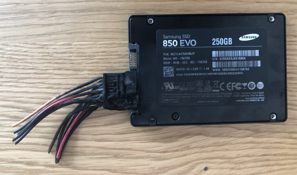 Spalony Samsung SSD 850 EVO 250 GB dostarczony do odzyskiwania danych