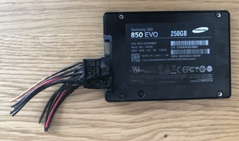 Spalony Samsung SSD 850 EVO 250 GB dostarczony do odzyskiwania danych