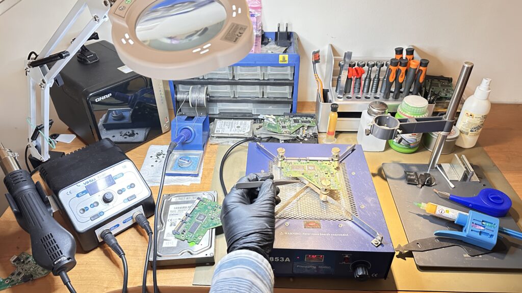 Stanowisko do naprawy elektronik PCB dysków