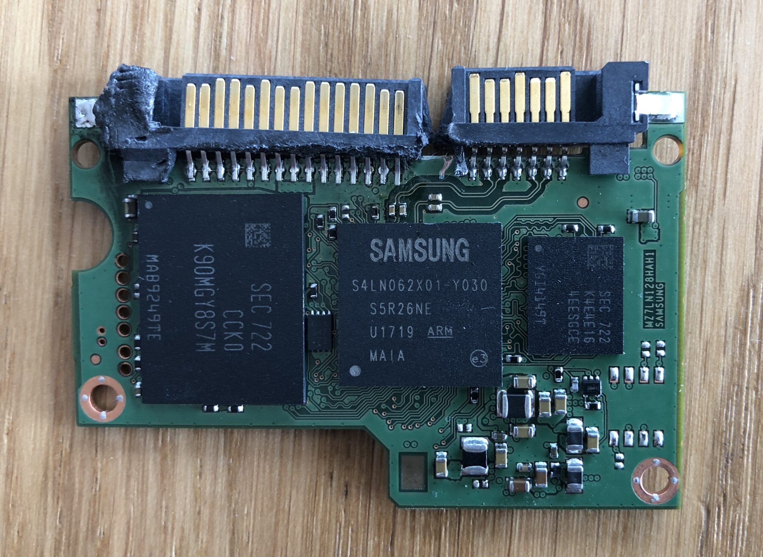 Uszkodzona elektronika Samsung SSD 850 EVO 250 GB po spaleniu Uszkodzona elektronika Samsung SSD 850 EVO 250 GB po spaleniu