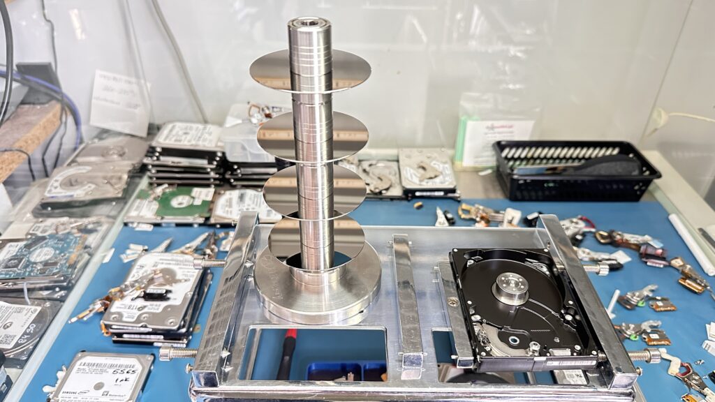 Inspekcja powierzchni talerzy dysku Seagate w komorze laminarnej
