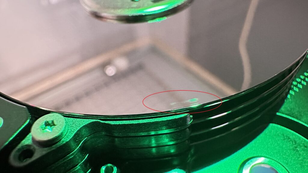 Uszkodzona powierzchnia talerza Seagate ST1500LM003 po zerwaniu głowicy H7
