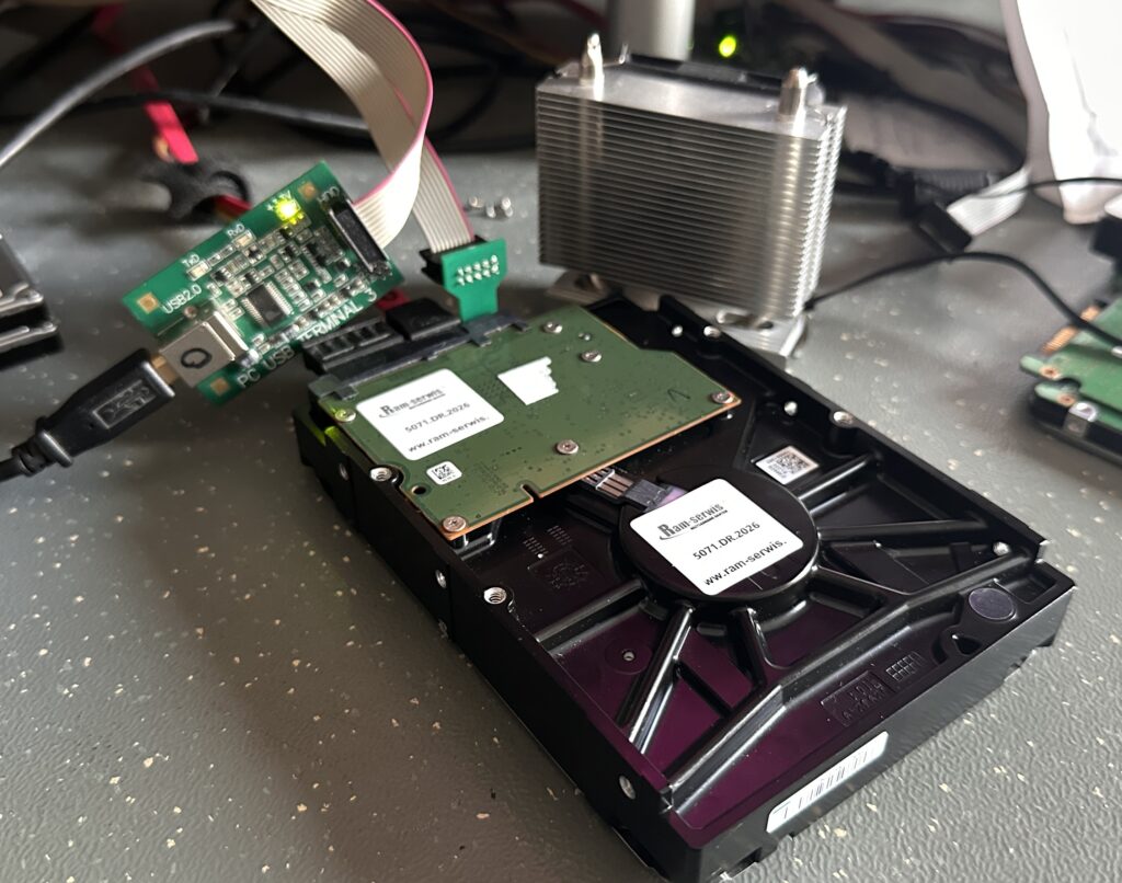 Podczas dłuższej pracy Seagate nagrzewał Dodatkowo zastosowaliśmy zewnętrzne chłodzenie