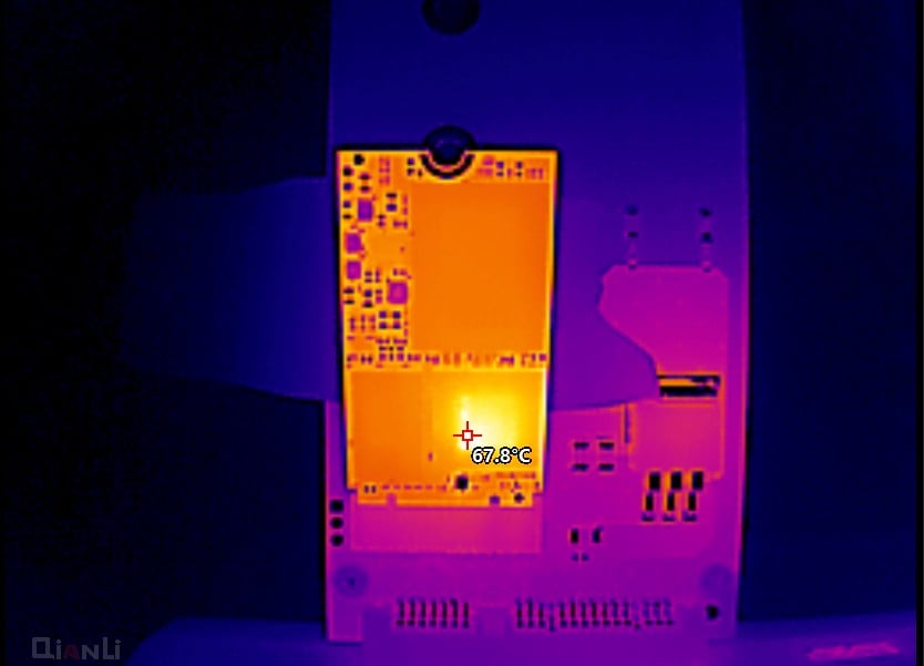 Obraz przedstawia zdjęcie termiczne płyty elektronicznej podczas diagnostyki. Widoczna jest r&oacute;żnorodność temperatur, z najjaśniejszym punktem osiągającym 67,8&deg;C. Monitorowanie termiczne pozwala na identyfikację potencjalnych problem&oacute;w związanych z przegrzewaniem się komponent&oacute;w, co jest kluczowe w procesie analizy i zapobiegania awariom sprzętu elektronicznego.